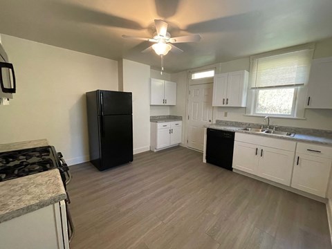 Floor plan for 2 beds, 1 bath, 990 sqft